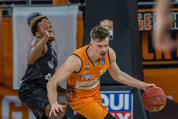 更是凭借数 更是凭借数