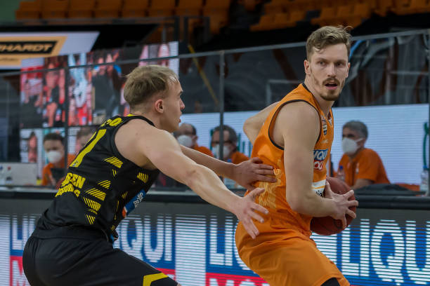 他们注重球 他们注重球